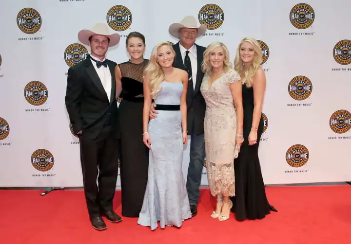 Alan Jackson and his family members